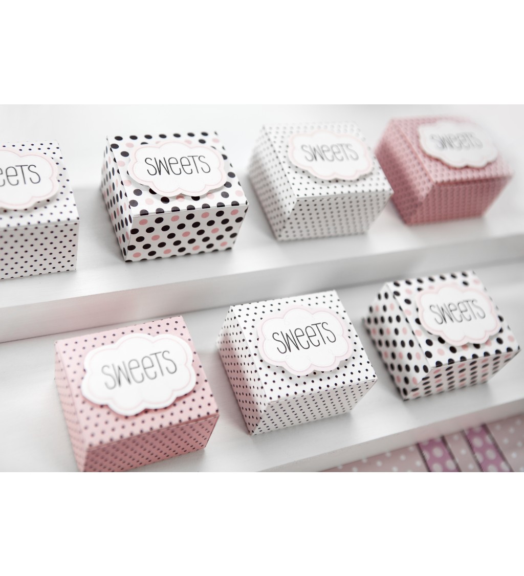 Papierové darčekové škatule bielej farby s bodkami