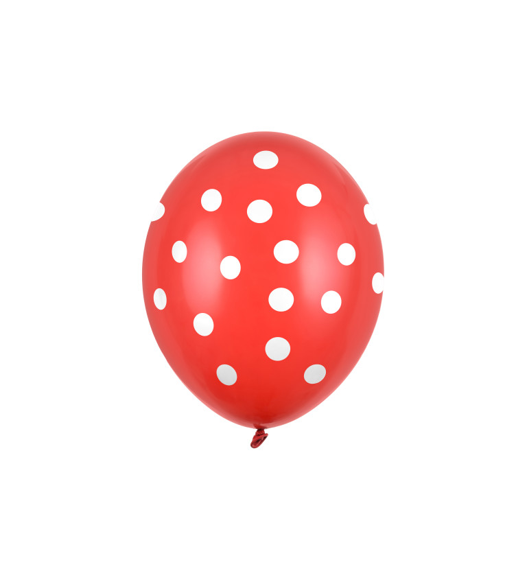 Červený balón s bielymi bodkam
